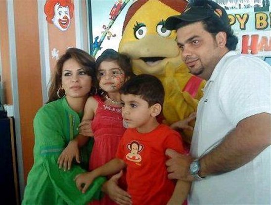 130722065853977 عائلة حلا ترك - سورية تظهر لاول مرة مع عائلتها تميمة حسام